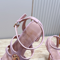 Louis Vuitton LV驴牌夏季新款金属扣粗跟高跟凉鞋简约精致,高级感满满,尽显优雅气质~上脚 Louis Vuitton LV驴牌夏季新款金属扣粗跟高跟凉鞋简约精致,高级感满满,尽显优雅气质~上脚