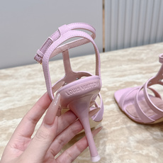Louis Vuitton LV驴牌夏季新款金属扣粗跟高跟凉鞋简约精致,高级感满满,尽显优雅气质~上脚 Louis Vuitton LV驴牌夏季新款金属扣粗跟高跟凉鞋简约精致,高级感满满,尽显优雅气质~上脚