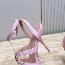 Louis Vuitton LV驴牌夏季新款金属扣粗跟高跟凉鞋简约精致,高级感满满,尽显优雅气质~上脚 Louis Vuitton LV驴牌夏季新款金属扣粗跟高跟凉鞋简约精致,高级感满满,尽显优雅气质~上脚