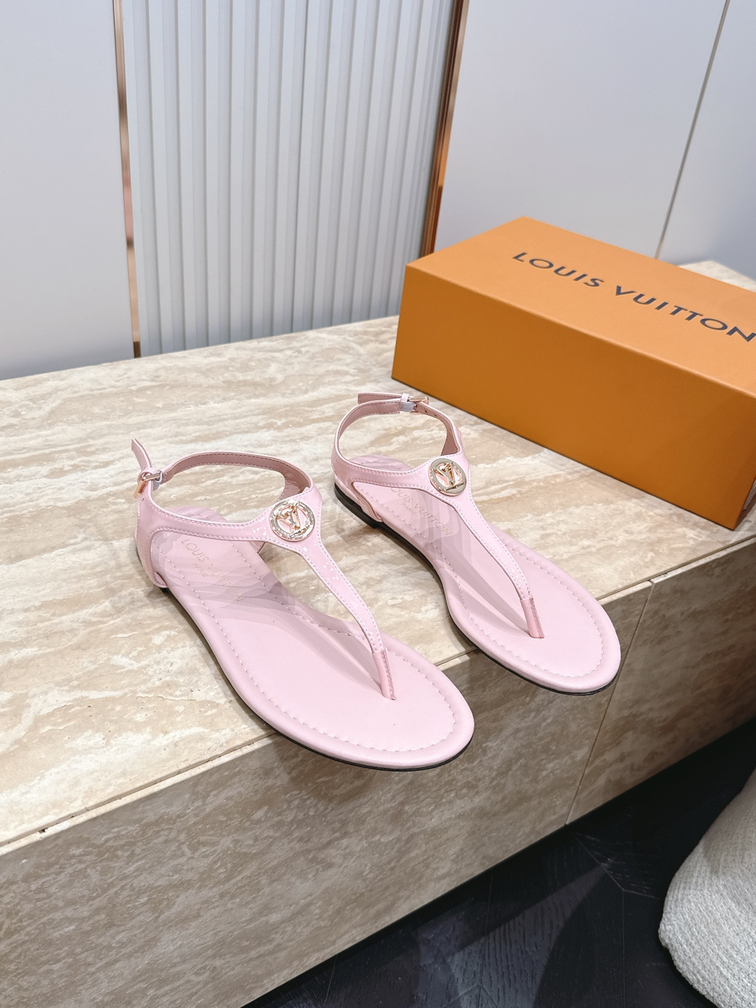 NO:885653,LV donkey brand 2026 vs spring and summer latest popular sandals series... Original buckle molding, original logo attached, super dazzling and high-end at first glance, making you stand out - MATERIAL Material - Fabric: Original customized sheepskin letter round buckle technology Outsole: Italian imported genuine leather outsole Size: 35-39 (40.41. Customization is not returnable), split-toe shoes, louis vuitton, louis  vuitton,sandals,sheepskin,leather soles19860909LV驴牌2026vs春夏最新爆款凉鞋系列…… 原版扣开模 附带原版logo 超级炫美 一眼看上去就高端大气上档次,让你齁的柱所以主场 - MATERIAL 材质 - 面料:原版定制羊皮字母圆扣工艺 大底: 意大利进口真皮大底 码数:35-39（40.41.定制不退换）,分趾鞋,louis vuitton,louis vuitton,sandals,sheepskin,Leather soles,Women's Shoes