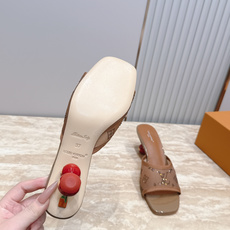 原版樱桃跟26Ss春夏新款LV 6AM凉拖鞋小猫跟拖鞋字母刺绣蕾丝网面一字带凉拖鞋本款6AM凉拖取材刺绣 原版樱桃跟26Ss春夏新款LV 6AM凉拖鞋小猫跟拖鞋字母刺绣蕾丝网面一字带凉拖鞋本款6AM凉拖取材刺绣