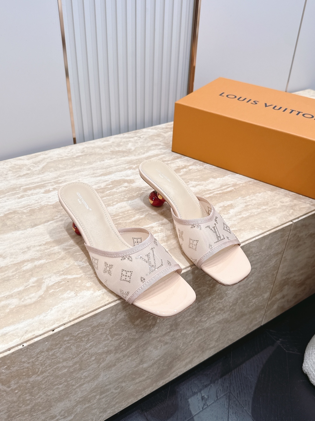 NO:885637,Original Cherry Heel 26Ss Spring and Summer New LV 6AM Sandals Kitten Heel Slippers Letter Embroidered Lace Mesh One-Strap Sandals This 6AM sandal is made of embroidered fabric lace mesh, using Monogram embroidered fabric to copy the exquisite texture of lace. The rounded toe exudes a gentle atmosphere, with scalloped trim, patent leather laces and LV  Twist accessories complement each other. Leather outsole creates a comfortable wearing experience. Charming kitten heel and soft leather outsole complete the whole. Custom embroidered fabric lace on the upper, sheepskin lining on the sole, Italian leather outsole, heel height 5.5cm, size 35-39 (40.41 custom made, non-returnable), high heels and slippers, louis vuitton, high heels, slippers, sheepskin, Leather soles19860909原版樱桃跟 26Ss春夏新款LV 6AM凉拖鞋小猫跟拖鞋字母刺绣蕾丝网面一字带凉拖鞋 本款6AM凉拖取材刺绣织物蕾丝网面,以 Monogram 刺绣织物临摹蕾丝的考究质感.圆润鞋头流露温婉气息,与扇形饰边,漆面皮革鞋带和LV Twist饰件相得益彰.皮革外底成就舒软穿着体验.妩媚小猫跟和柔软皮革外底完善整体. 鞋面定制刺绣织物蕾丝 内里垫脚羊皮 鞋底意大利真皮大底 跟高5.5cm 码数35-39（40.41定做不退换）,高跟鞋拖鞋,louis vuitton,high heels,slippers,sheepskin,Leather soles,Women's Shoes