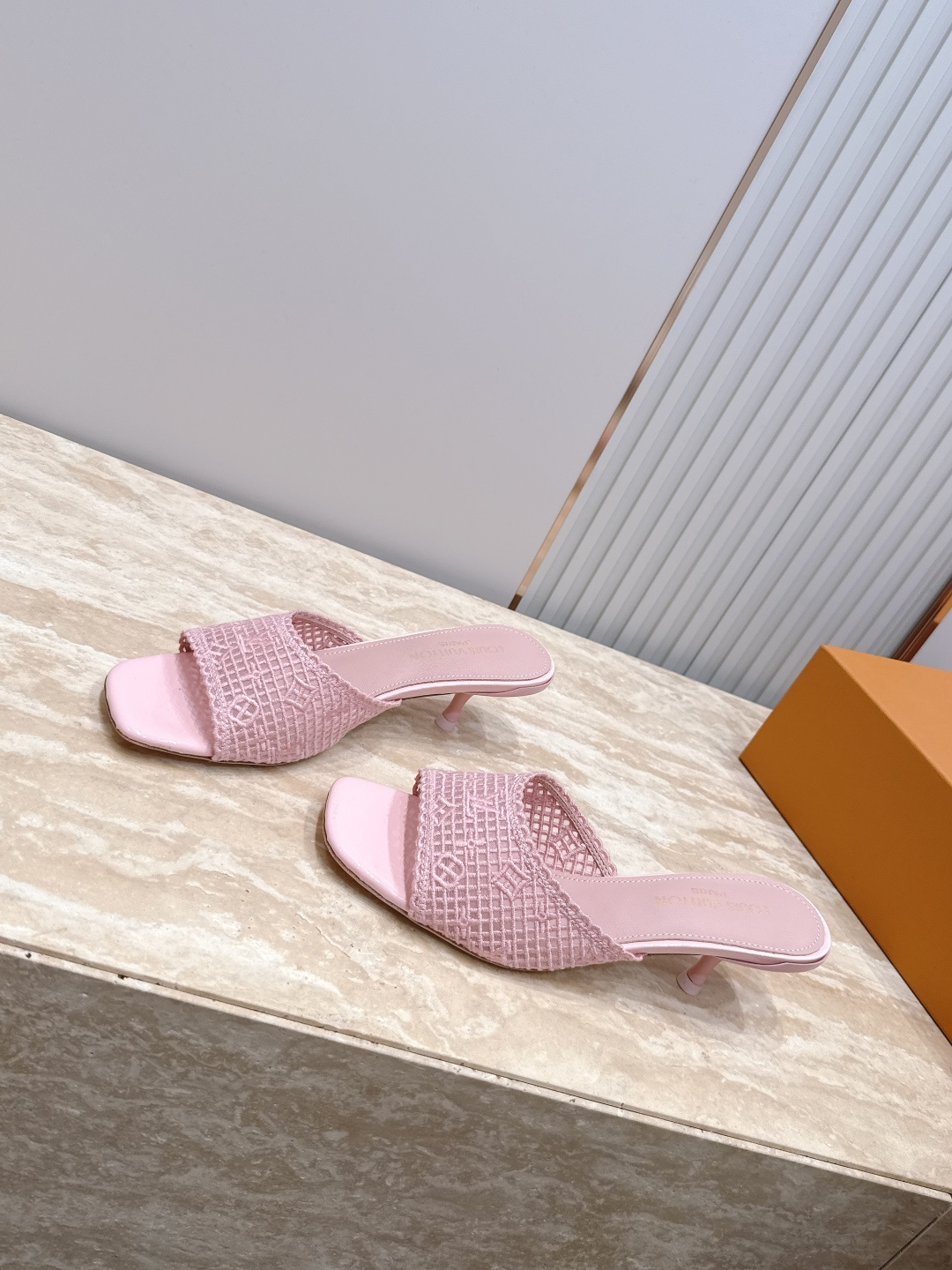NO:885645,26Ss spring and summer new style LV 6AM sandals kitten heel slippers letter embroidered lace mesh one-word strap sandals This 6AM sandals are made of embroidered fabric lace mesh, using Monogram embroidered fabric to copy the exquisite texture of lace. The rounded toe exudes a gentle atmosphere, with scalloped trim, patent leather shoelaces and LV  Twist accessories complement each other. Leather outsole creates a comfortable wearing experience. Charming kitten heel and soft leather outsole complete the whole. Custom embroidered fabric lace on the upper, sheepskin lining on the sole, Italian leather outsole, heel height 5.5cm, size 35-39 (40.41 custom made, non-returnable), high heels and slippers, louis vuitton, high heels, slippers, sheepskin, Leather soles1986090926Ss春夏新款LV 6AM凉拖鞋小猫跟拖鞋字母刺绣蕾丝网面一字带凉拖鞋 本款6AM凉拖取材刺绣织物蕾丝网面,以 Monogram 刺绣织物临摹蕾丝的考究质感.圆润鞋头流露温婉气息,与扇形饰边,漆面皮革鞋带和LV Twist饰件相得益彰.皮革外底成就舒软穿着体验.妩媚小猫跟和柔软皮革外底完善整体. 鞋面定制刺绣织物蕾丝 内里垫脚羊皮 鞋底意大利真皮大底 跟高5.5cm 码数35-39（40.41定做不退换）,高跟鞋拖鞋,louis vuitton,high heels,slippers,sheepskin,Leather soles,Women's Shoes