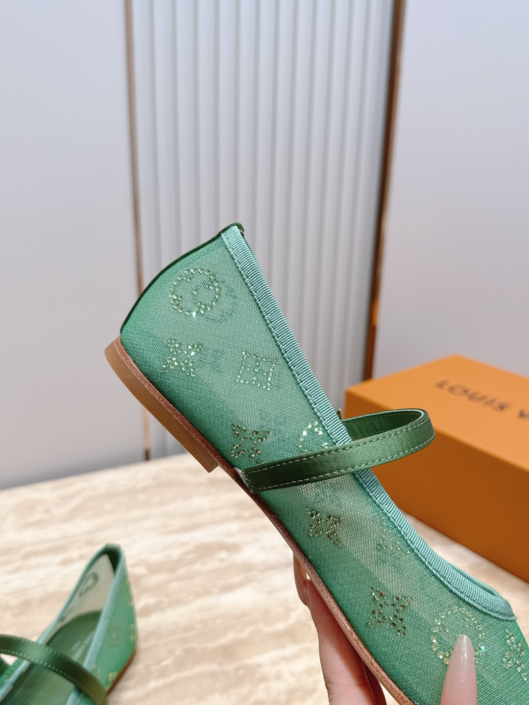 LV驴牌26WF新品横带玛丽珍鞋网纱凉鞋       真的是一眼就戳中了我的少女心！这双LV鞋直接把优雅