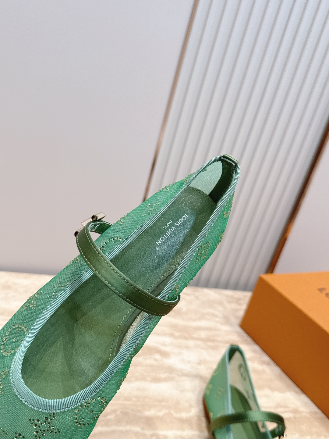 LV驴牌26WF新品横带玛丽珍鞋网纱凉鞋       真的是一眼就戳中了我的少女心！这双LV鞋直接把优雅