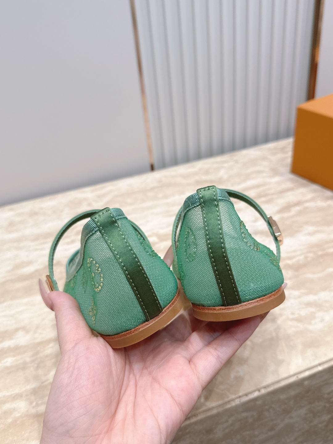 LV驴牌26WF新品横带玛丽珍鞋网纱凉鞋       真的是一眼就戳中了我的少女心！这双LV鞋直接把优雅