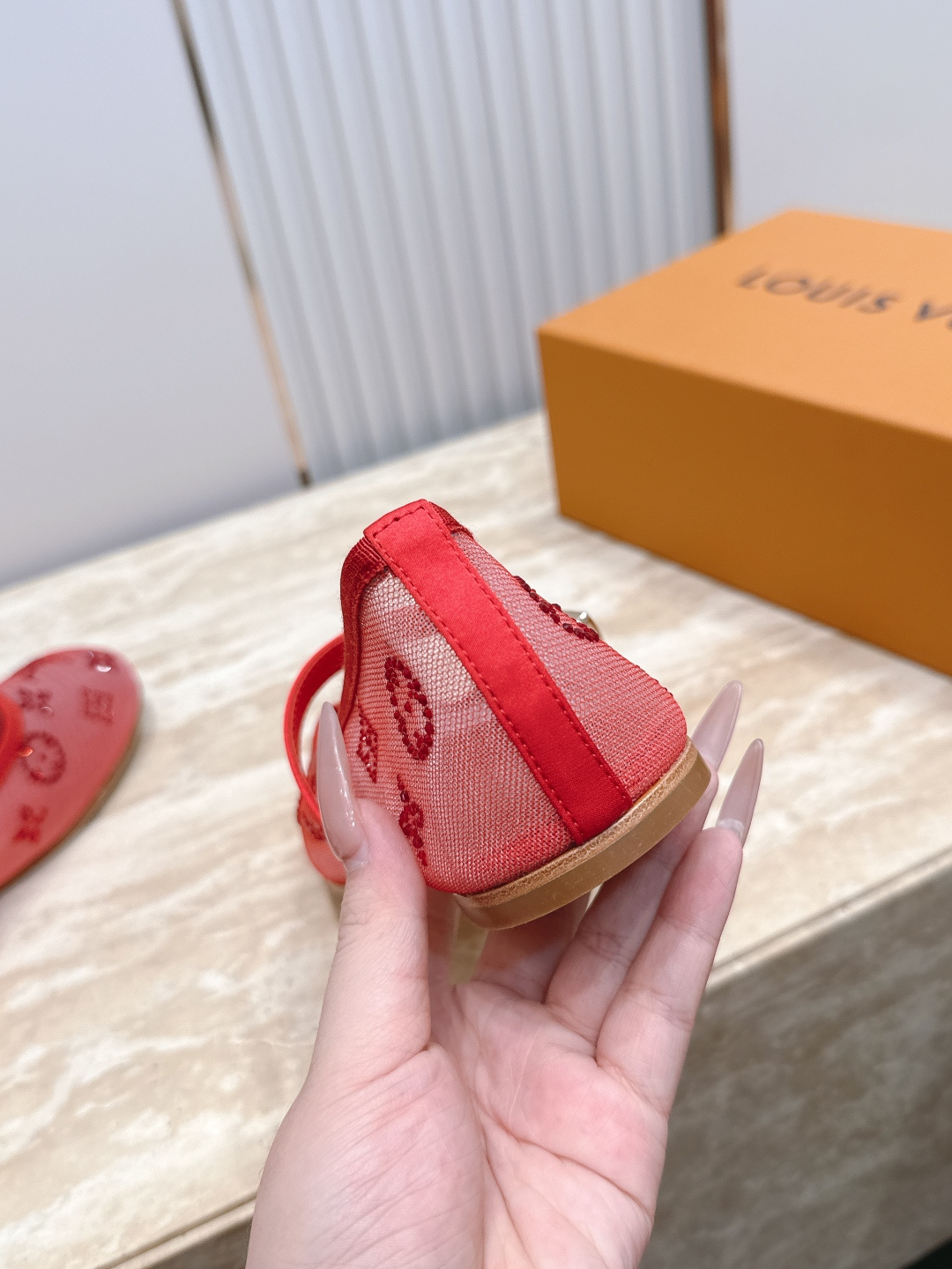 LV驴牌26WF新品横带玛丽珍鞋网纱凉鞋       真的是一眼就戳中了我的少女心！这双LV鞋直接把优雅