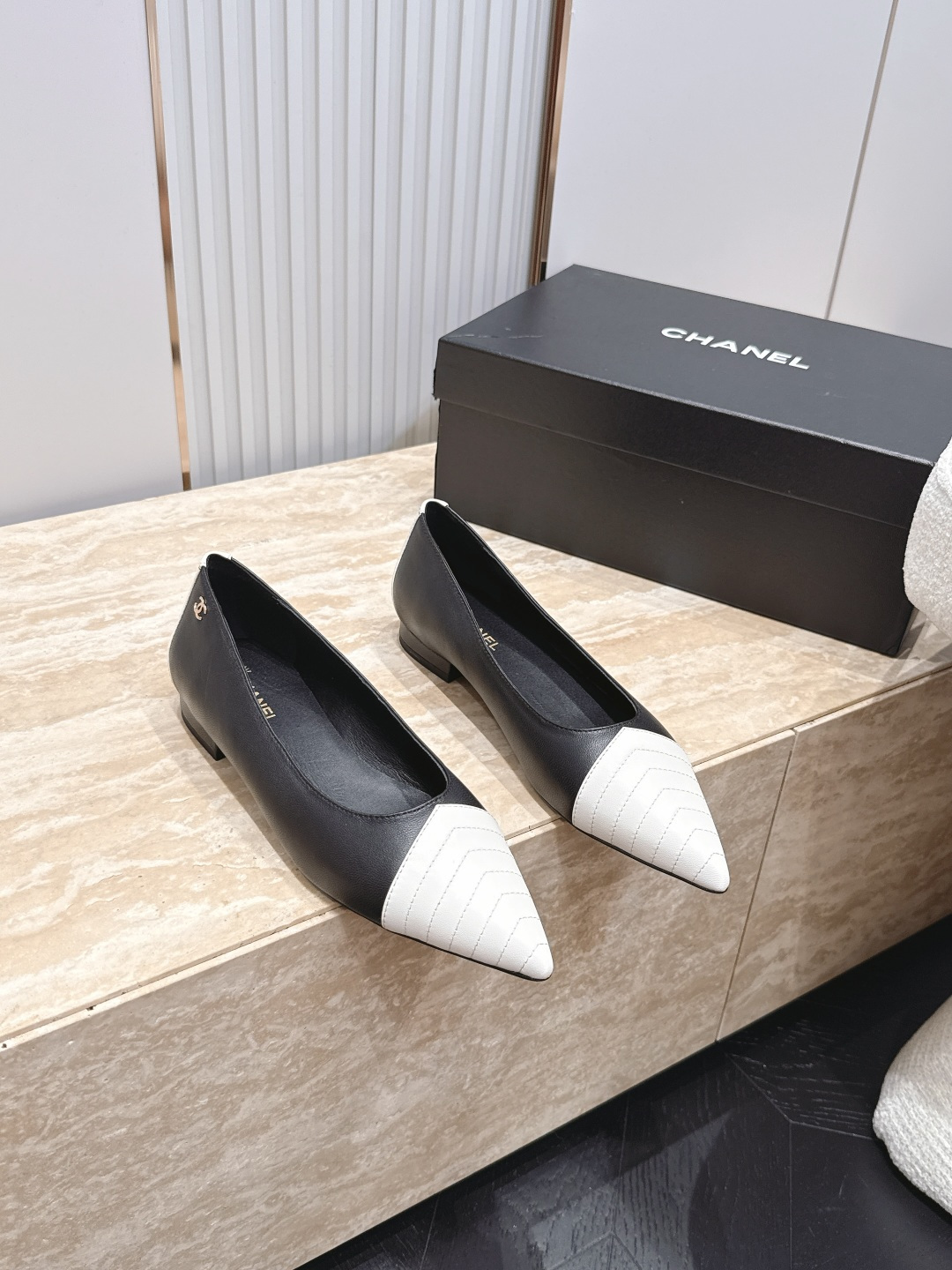 NO:885601,CHANEL Chanel 26vs spring and summer counter's latest fashion shoes, flat sole/high heel pointed toe color matching series, simple and irresistible, the combination shows a unique dressing style, free mix and match to shine in place and follow the fashionable steps of grandma!  !  !  The top-notch craftsmanship and texture are perfectly presented. No matter any details, you can compare them with the counters. You can enter and exit the counters at will with the best quality goods!  !  Fabric: Original customized sheepskin/customized label buckle Lining: Original customized sheepskin Foot pads: Original customized sheepskin Outsole: Original customized leather sole Heel height: 7.5cm flat Size: 35-39 (40.41. Customized items are non-refundable), single shoes, chanel, chanel, sheepskin19860909CHANEL 香奈儿26vs春夏专柜最新时装单鞋 平底/高跟尖头拼色系列 简约又难以抗拒系 搭配展现与众不同的穿搭风格、自由混搭闪耀到位跟紧香奶奶时尚步伐！！！ 顶级工艺质感完美呈现,无论任何细节均可对比专柜,最好级别的顶级货,随意进出专柜！！ 面料: 原版定制羊皮/定制标扣 内里: 原版定制羊皮 垫脚: 原版定制羊皮 大底: 原版定制真皮底 跟高: 7.5cm 平底 码数: 35-39（40.41.定制不退换）,单鞋,chanel,chanel,sheepskin,Women's Shoes