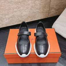 Hermes 爱马仕 最新 玛丽珍鞋魔术贴休闲鞋 一眠就很舒适的款 家族经典元素设计 上脚舒适轻便 Hermes 爱马仕 最新 玛丽珍鞋魔术贴休闲鞋 一眠就很舒适的款 家族经典元素设计 上脚舒适轻便