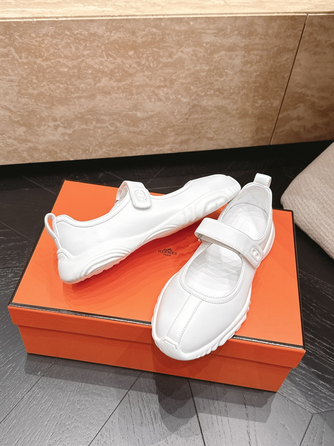Hermes 爱马仕 最新 玛丽珍鞋魔术贴休闲鞋 一眠就很舒适的款 家族经典元素设计  上脚舒适轻便  
