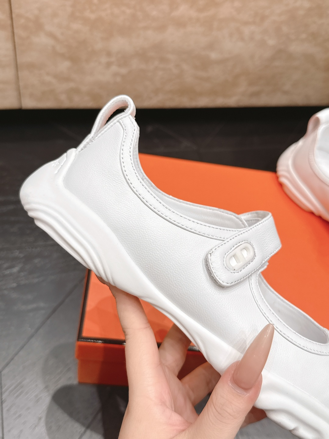 Hermes 爱马仕 最新 玛丽珍鞋魔术贴休闲鞋 一眠就很舒适的款 家族经典元素设计  上脚舒适轻便  