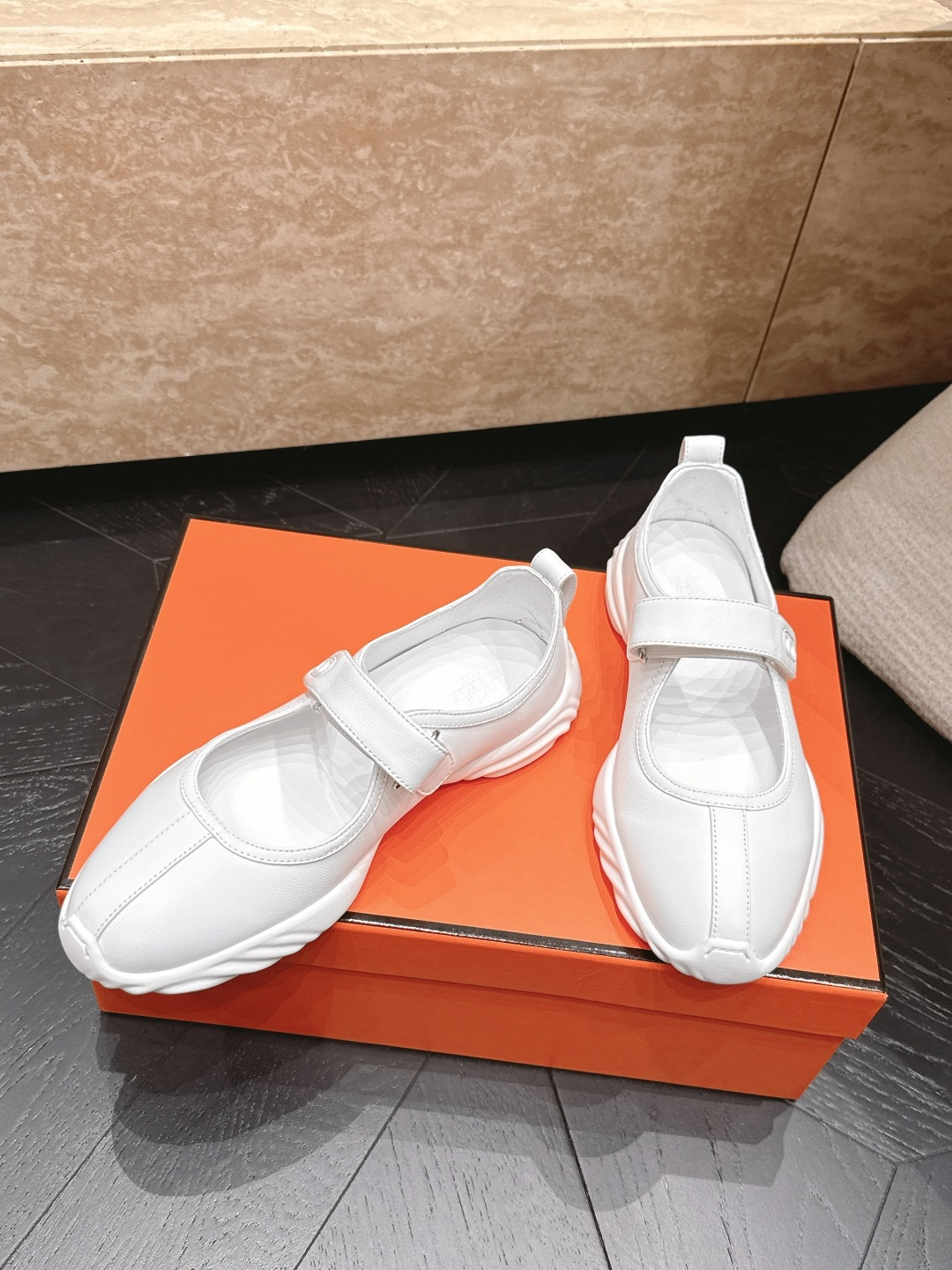 Hermes 爱马仕 最新 玛丽珍鞋魔术贴休闲鞋 一眠就很舒适的款 家族经典元素设计  上脚舒适轻便  