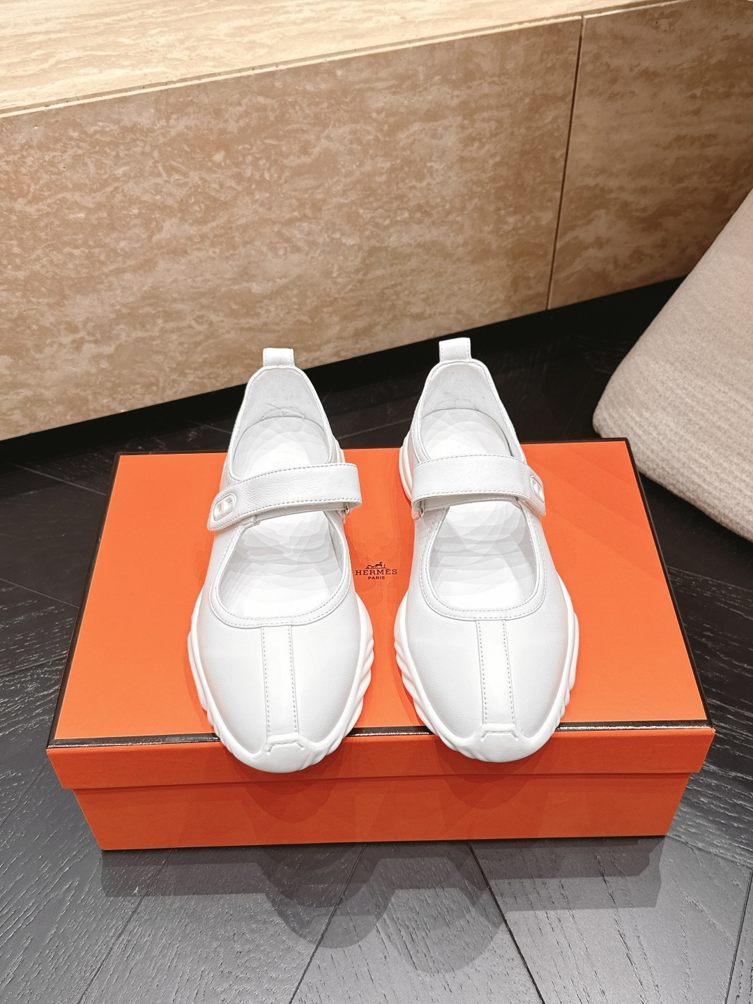 NO:885636,Hermes' latest Mary Jane Velcro casual shoes are very comfortable to sleep in. Designed with classic family elements, comfortable and light on the feet. Elegant materials used in shoes are intellectual, elegant and capable, full of high-end. Beautiful~~fabric cowhide, sheepskin lining and shaping technology to pursue perfect internal craftsmanship. Comfortable and high-end. Open-molded original outsole makes travel more comfortable and confident. 35-40, Mary Jane, hermes, hermes, mary  jane,cowhide,sheepskin19860909Hermes 爱马仕 最新 玛丽珍鞋魔术贴休闲鞋 一眠就很舒适的款 家族经典元素设计 上脚舒适轻便 优雅材质运用在鞋履上知性优雅干练,满满的高级感 美美哒～～面料牛皮 羊皮内里以及定型科技追求内部工艺完美 舒适高端 开模原版大底 让出行更舒适 自信 35-40,玛丽珍,hermes,hermes,mary jane,cowhide,sheepskin,Women's Shoes