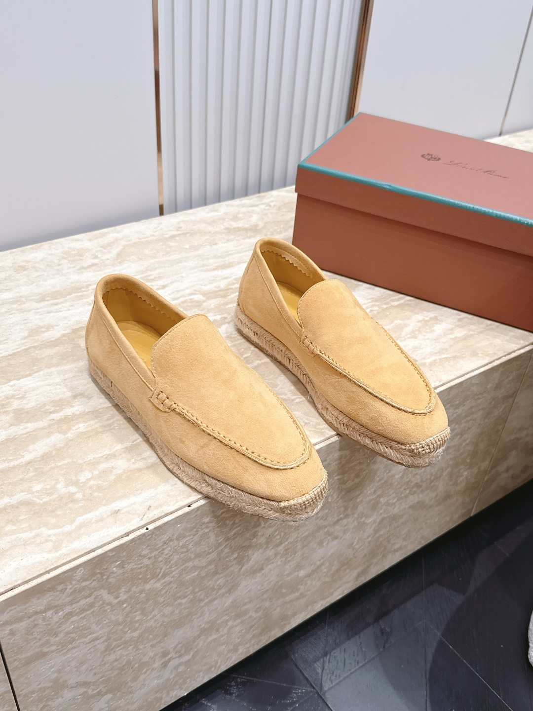 NO:885602,The top version of Wangzhao LP, new spring and summer hemp rope sole casual moral training shoes, simple design + light and breathable, perfect for daily wear!  The color is fresh and unique, unique, light and comfortable. It looks great with jeans, casual pants or skirts in spring and summer, and easily enhances the look. The shoelaces are also white, and the overall style is simple, refined and fashionable. It is a must-have item for spring and summer!  Fabric: Original customized high-end cow suede. Sole original molded anti-slip rubber material. Size: 35-40, loafers, loro piana, loafers, skirts, jeans.19860909顶级版本 王炸款 LP 春夏新品麻绳底 休闲德训鞋 简约设计+轻便透气超适合日常穿搭！配色清新独特,别具一格,轻盈舒适,春夏季节随便搭牛仔裤、休闲裤或裙装都很出彩,轻松提升造型感.鞋带也是白色,整体风格简约精致时髦,是春夏百搭必备单品！ 面料:原版定制高端牛反绒 鞋底原版开模防滑橡胶材质 Size : 35-40,乐福鞋,loro piana,loafers,skirts,jeans,Women's Shoes