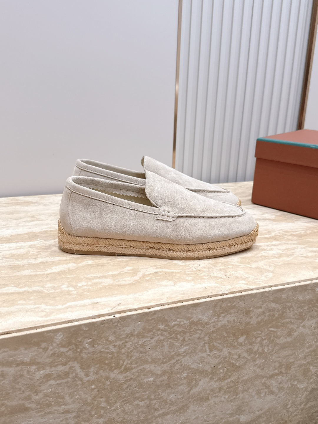 NO:885610,The top version of LP, the new spring and summer hemp rope sole casual shoes, simple design + light and breathable, perfect for daily wear!  The color is fresh and unique, unique, light and comfortable. It looks great with jeans, casual pants or skirts in spring and summer, and easily enhances the look. The shoelaces are also white, and the overall style is simple, refined and fashionable. It is a must-have item for spring and summer!  Fabric: Original customized high-end cow suede. Sole original molded anti-slip rubber material. Size: 3 5-40, loafers, loro piana, loafers, skirts, jeans.19860909顶级版本王炸款 LP 春夏新品麻绳底 休闲鞋 简约设计+轻便透气超适合日常穿搭！配色清新独特,别具一格,轻盈舒适,春夏季节随便搭牛仔裤、休闲裤或裙装都很出彩,轻松提升造型感.鞋带也是白色,整体风格简约精致时髦,是春夏百搭必备单品！ 面料:原版定制高端牛反绒 鞋底原版开模防滑橡胶材质 Size : 3 5-40,乐福鞋,loro piana,loafers,skirts,jeans,Women's Shoes