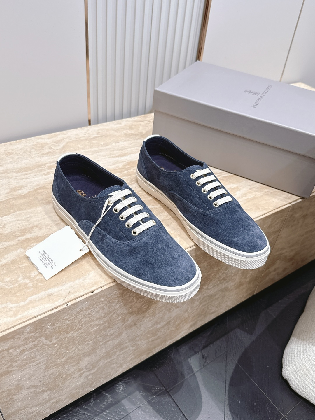 NO:885661,The top version of men's model BC new casual moral training shoes, simple design + light and breathable, perfect for daily wear!  The color is fresh and unique, unique, light and comfortable. It looks great with jeans, casual pants or skirts in spring and summer, and easily enhances the look. The shoelaces are also white, and the overall style is simple, refined and fashionable. It is a must-have item for spring and summer!  Fabric: Original customized high-end cow suede. Sole is made of original molded non-slip rubber material. Size: 39-45, casual shoes/sports shoes, sneakers, skirts, jeans.19860909顶级版本男款 王炸款 BC 新品休闲德训鞋 简约设计+轻便透气超适合日常穿搭！配色清新独特,别具一格,轻盈舒适,春夏季节随便搭牛仔裤、休闲裤或裙装都很出彩,轻松提升造型感.鞋带也是白色,整体风格简约精致时髦,是春夏百搭必备单品！ 面料:原版定制高端牛反绒 鞋底原版开模防滑橡胶材质 Size : 39-45,休闲鞋/运动鞋,sneakers,skirts,jeans,Women's Shoes