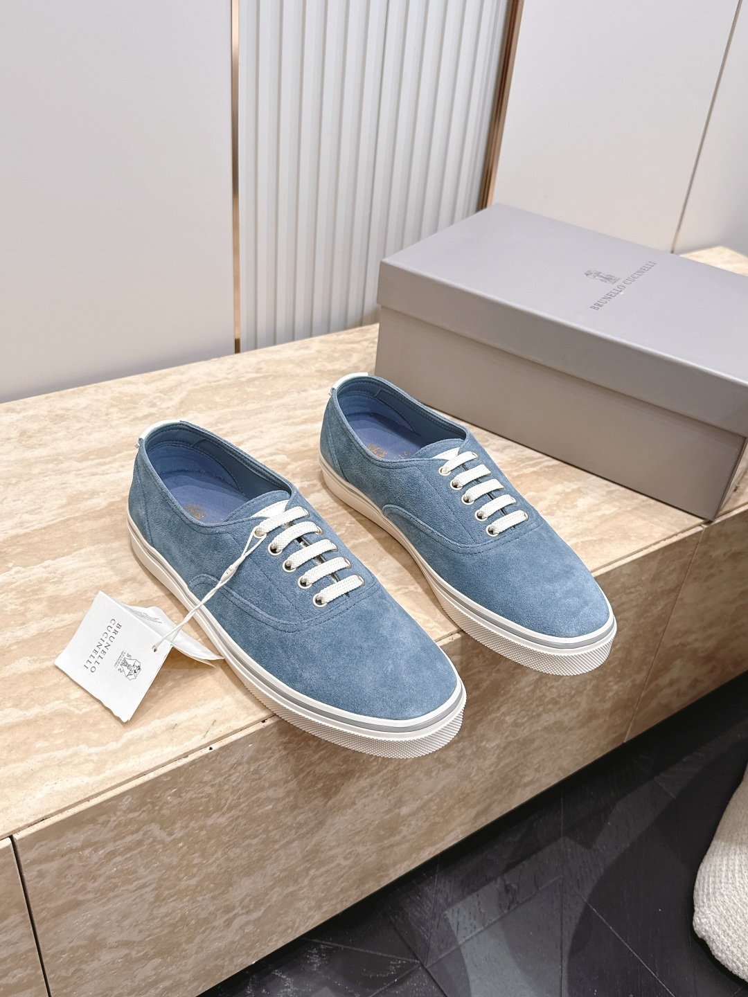 NO:885580,The top version of men's BC casual moral training shoes, simple design + light and breathable, perfect for daily wear!  The color is fresh and unique, unique, light and comfortable. It looks great with jeans, casual pants or skirts in spring and summer, and easily enhances the look. The shoelaces are also white, and the overall style is simple, refined and fashionable. It is a must-have item for spring and summer!  Fabric: Original customized high-end cow suede. Sole is made of original molded non-slip rubber material. Size: 39-45, casual shoes/sports shoes, sneakers, skirts, jeans.19860909顶级版本男款 王炸款 BC 休闲德训鞋 简约设计+轻便透气超适合日常穿搭！配色清新独特,别具一格,轻盈舒适,春夏季节随便搭牛仔裤、休闲裤或裙装都很出彩,轻松提升造型感.鞋带也是白色,整体风格简约精致时髦,是春夏百搭必备单品！ 面料:原版定制高端牛反绒 鞋底原版开模防滑橡胶材质 Size : 39-45,休闲鞋/运动鞋,sneakers,skirts,jeans,Women's Shoes