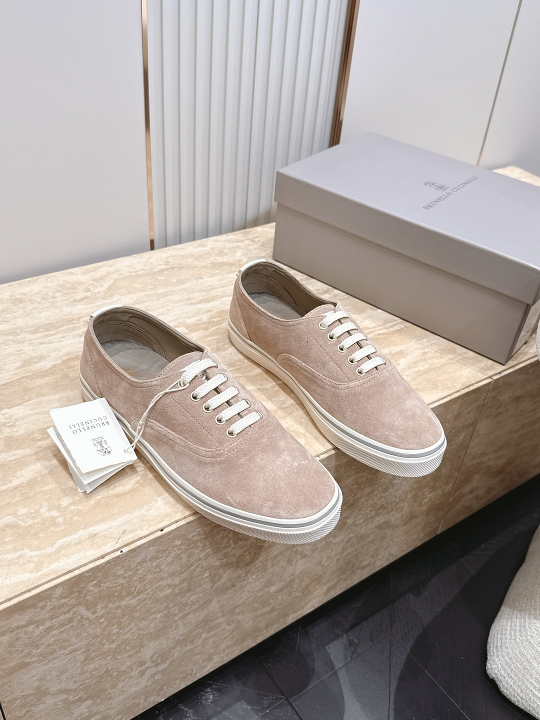 NO:885590,The top version of Wangzhao BC casual moral training shoes, simple design + light and breathable, perfect for daily wear!  The color is fresh and unique, unique, light and comfortable. It looks great with jeans, casual pants or skirts in spring and summer, and easily enhances the look. The shoelaces are also white, and the overall style is simple, refined and fashionable. It is a must-have item for spring and summer!  Fabric: Original customized high-end cow suede. Original open-molded anti-slip rubber sole. Size: 35-40, casual shoes/sports shoes, sneakers, skirts, jeans19860909顶级版本 王炸款 BC 休闲德训鞋 简约设计+轻便透气超适合日常穿搭！配色清新独特,别具一格,轻盈舒适,春夏季节随便搭牛仔裤、休闲裤或裙装都很出彩,轻松提升造型感.鞋带也是白色,整体风格简约精致时髦,是春夏百搭必备单品！ 面料:原版定制高端牛反绒 鞋底原版开模防滑橡胶材质 Size : 35-40,休闲鞋/运动鞋,sneakers,skirts,jeans,Women's Shoes