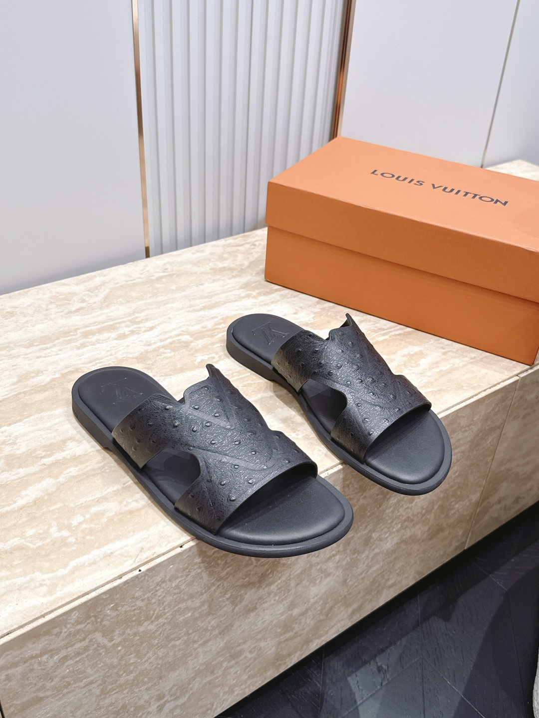 NO:885620,Men's LV Louis Vuitton Donkey Brand L Family Miami Series Slippers This style of sandals is made of grained cowhide, with Monogram embossing to create a unique fluffy effect. It is equipped with a wide front strap and a tough padded insole. The light rubber outsole is combined with Damier printed tread to form a color echo with the upper. Fabric: Original custom imported first-layer cowhide. Lining: Imported soft sheep leather. Sole: Original open-molded anti-slip foam material. Sole thickness 2CM Size:  Men's 39-46 (customized at 45.46), slippers, louis vuitton, louis vuitton, louis vuitton, louis vuitton, slippers, cowhide, sheepskin19860909男款 LV路易威登 驴牌L家 Miami系列 拖鞋 本款 凉拖取材粒面牛皮,以 Monogram 压纹打造别致蓬松效果,搭配宽幅正面饰带和韧性加衬鞋垫.轻盈橡胶外底结合 Damier 印花胎面,与鞋面形成色彩呼应 面料 : 原版定制进口头层牛皮 内里 : 进口柔软羊皮革 鞋底 : 原版开模防滑发泡材质 底厚 2CM Size : 男款39-46（45.46定制）,拖鞋,louis vuitton,louis vuitton,louis vuitton,louis vuitton,slippers,cowhide,sheepskin,Women's Shoes