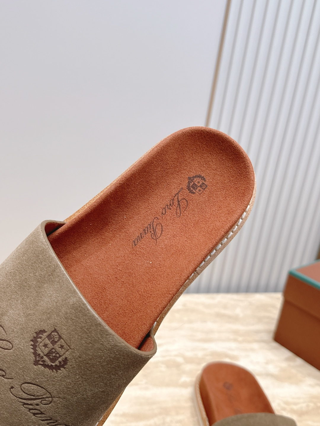 Loro Piana 诺悠翩雅 ，LP炸街男神春夏拖鞋新品专柜同步，鞋面意大利进口牛皮面料，高品质拼接工