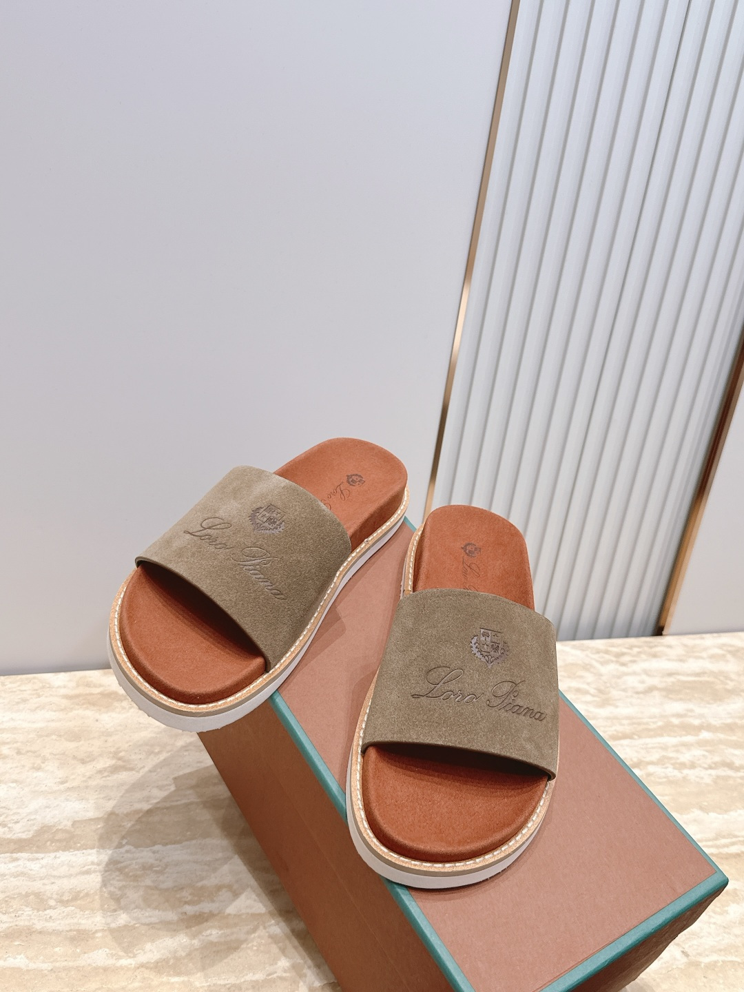 Loro Piana 诺悠翩雅 ，LP炸街男神春夏拖鞋新品专柜同步，鞋面意大利进口牛皮面料，高品质拼接工