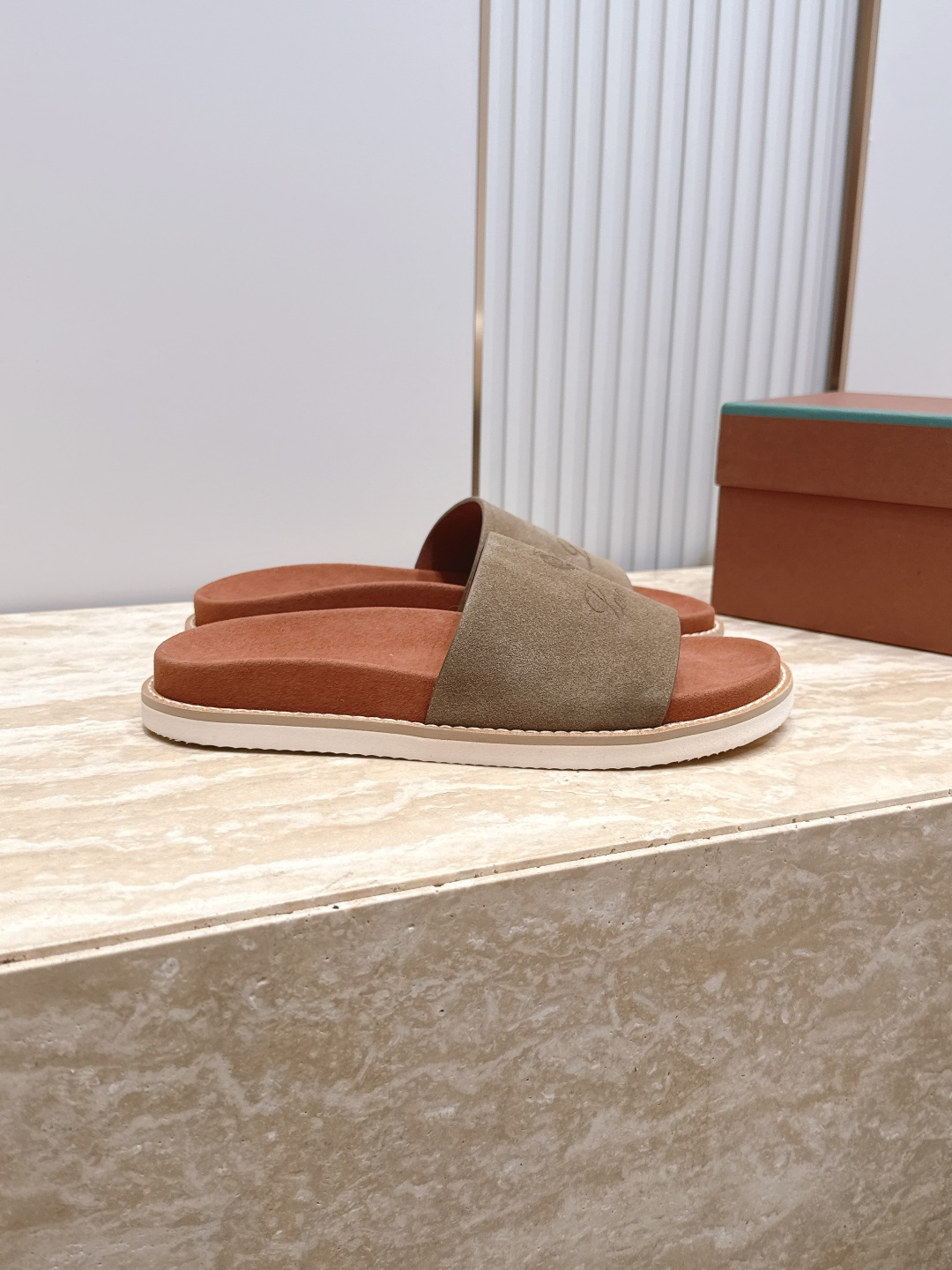 Loro Piana 诺悠翩雅 ，LP炸街男神春夏拖鞋新品专柜同步，鞋面意大利进口牛皮面料，高品质拼接工