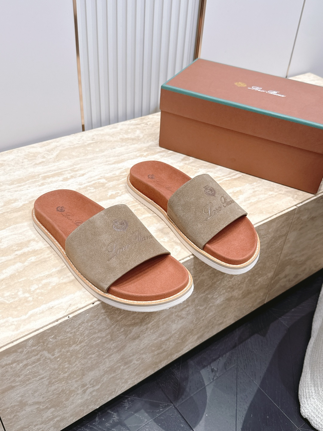 Loro Piana 诺悠翩雅 ，LP炸街男神春夏拖鞋新品专柜同步，鞋面意大利进口牛皮面料，高品质拼接工