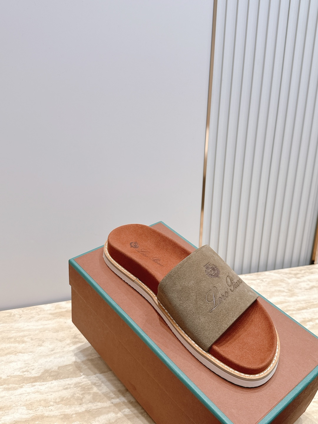 Loro Piana 诺悠翩雅 ，LP炸街男神春夏拖鞋新品专柜同步，鞋面意大利进口牛皮面料，高品质拼接工