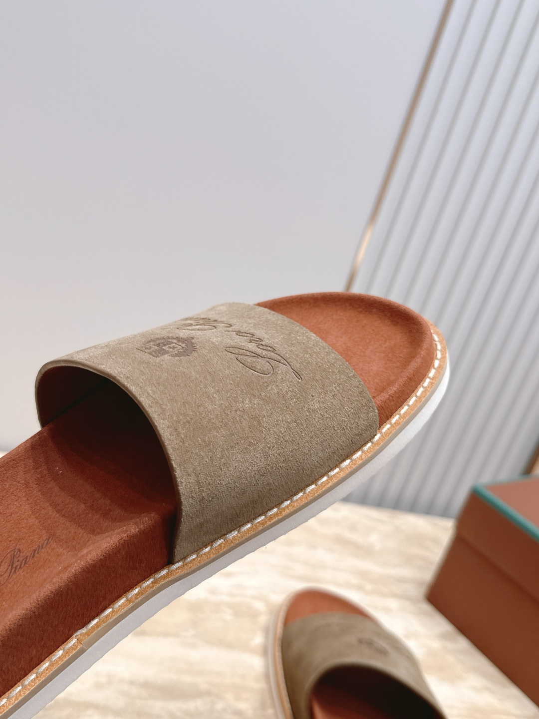 Loro Piana 诺悠翩雅 ，LP炸街男神春夏拖鞋新品专柜同步，鞋面意大利进口牛皮面料，高品质拼接工