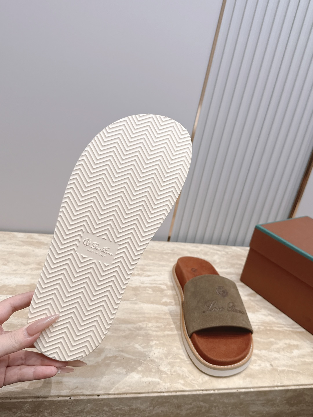 Loro Piana 诺悠翩雅 ，LP炸街男神春夏拖鞋新品专柜同步，鞋面意大利进口牛皮面料，高品质拼接工