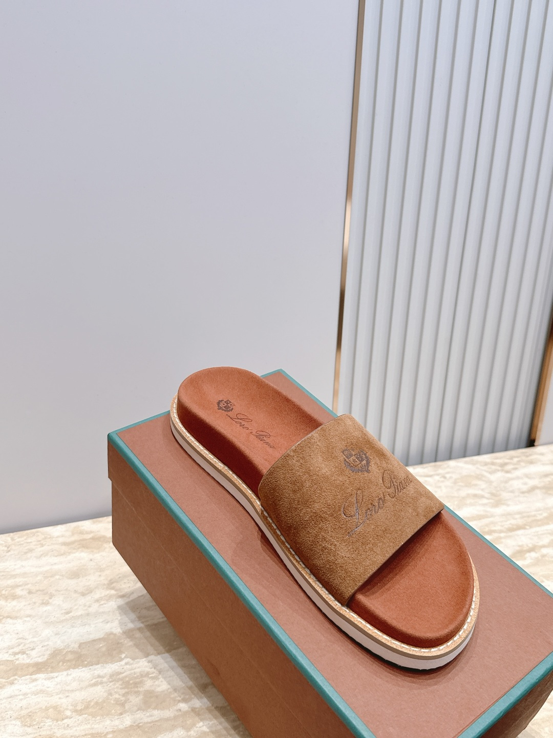 Loro Piana 诺悠翩雅 ，LP炸街男神春夏拖鞋新品专柜同步，鞋面意大利进口牛皮面料，高品质拼接工