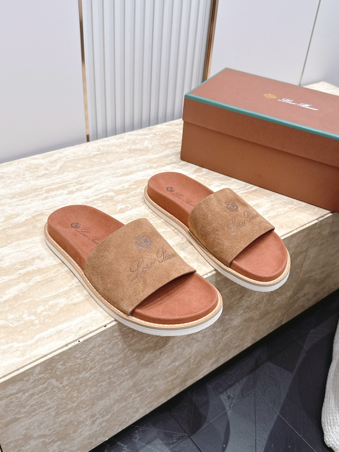 Loro Piana 诺悠翩雅 ，LP炸街男神春夏拖鞋新品专柜同步，鞋面意大利进口牛皮面料，高品质拼接工