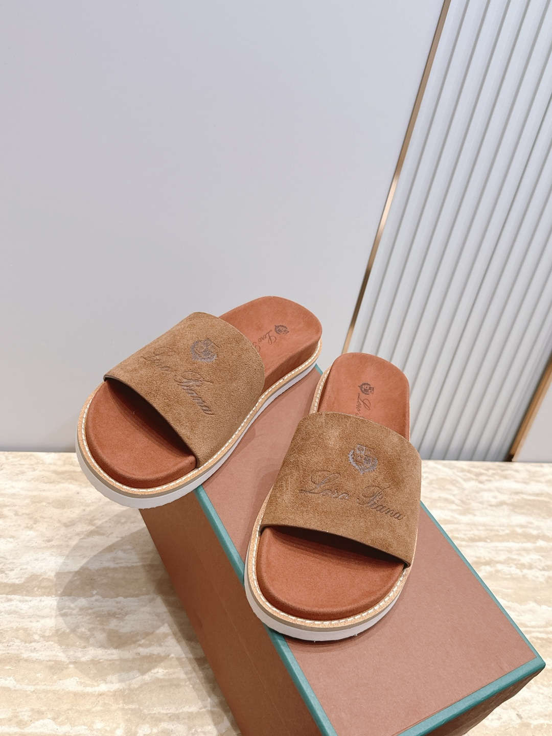 Loro Piana 诺悠翩雅 ，LP炸街男神春夏拖鞋新品专柜同步，鞋面意大利进口牛皮面料，高品质拼接工