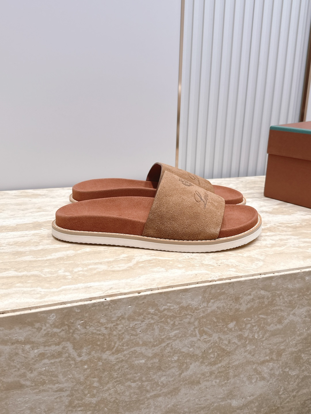 Loro Piana 诺悠翩雅 ，LP炸街男神春夏拖鞋新品专柜同步，鞋面意大利进口牛皮面料，高品质拼接工