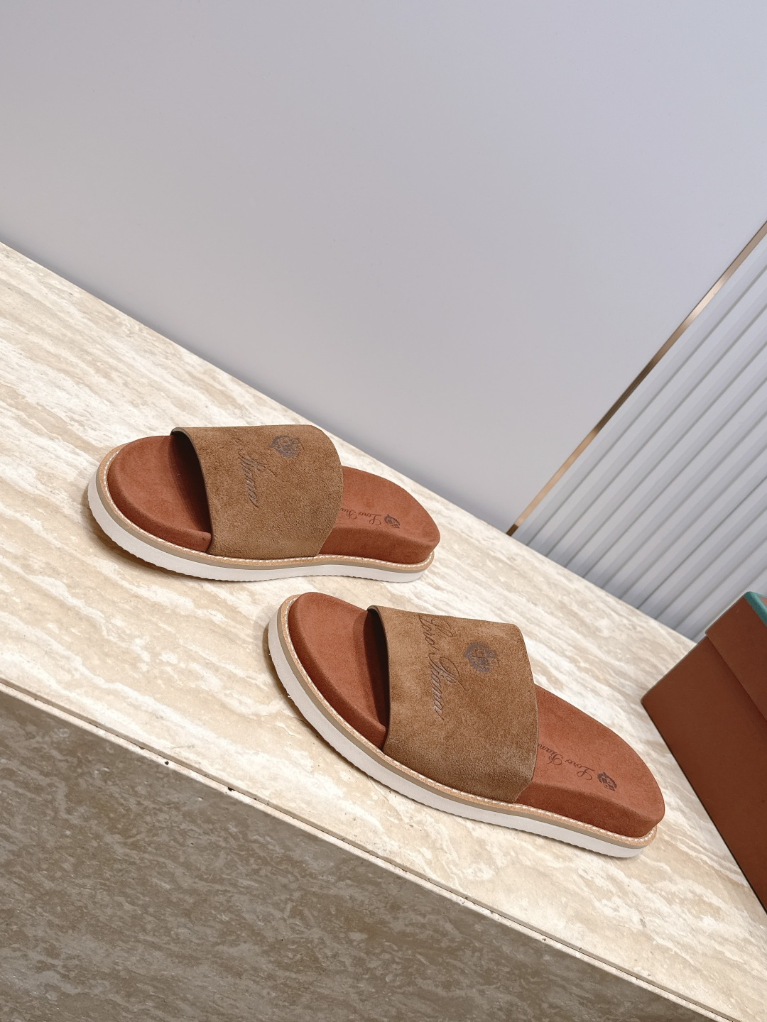 Loro Piana 诺悠翩雅 ，LP炸街男神春夏拖鞋新品专柜同步，鞋面意大利进口牛皮面料，高品质拼接工