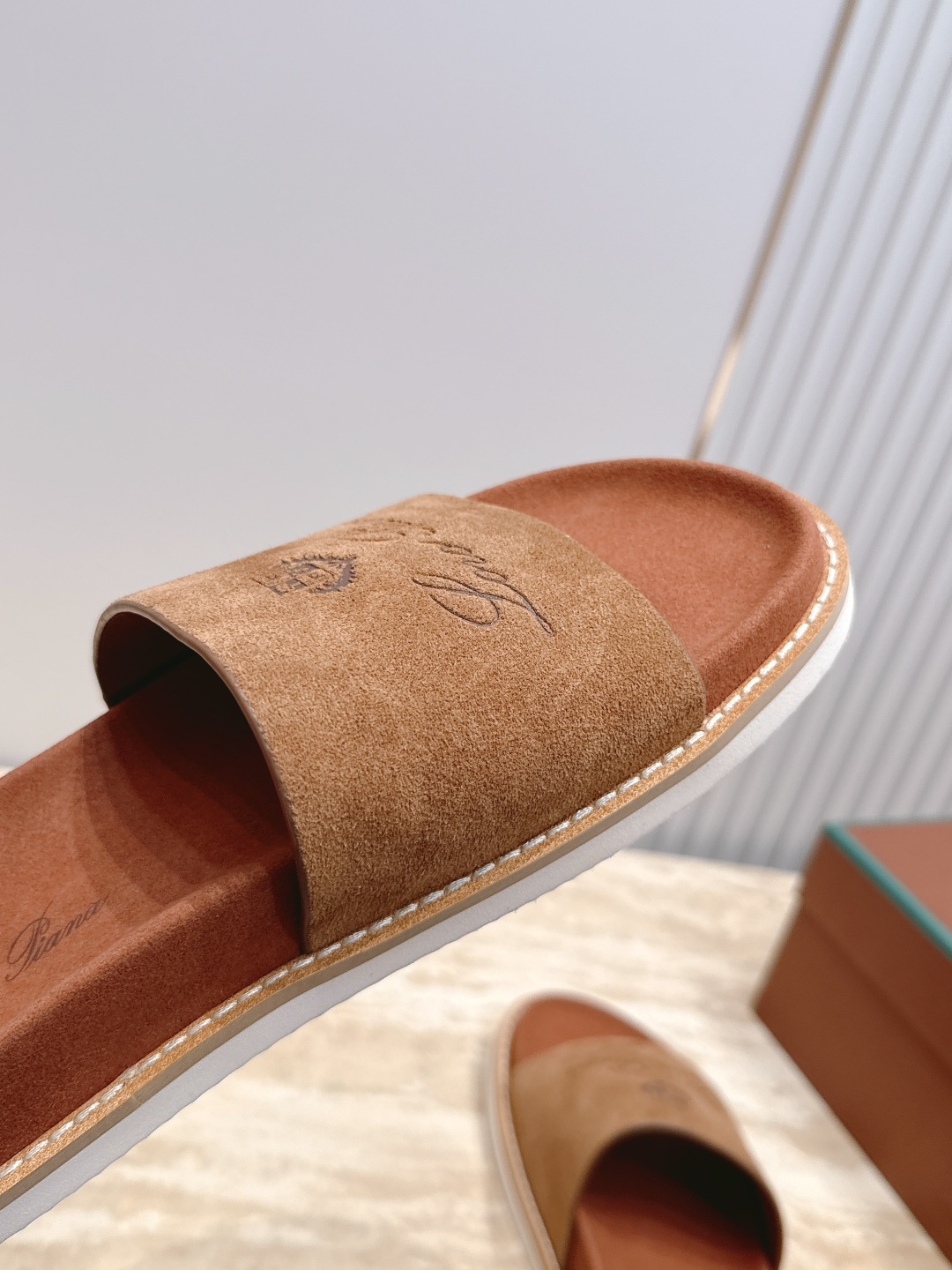 Loro Piana 诺悠翩雅 ，LP炸街男神春夏拖鞋新品专柜同步，鞋面意大利进口牛皮面料，高品质拼接工