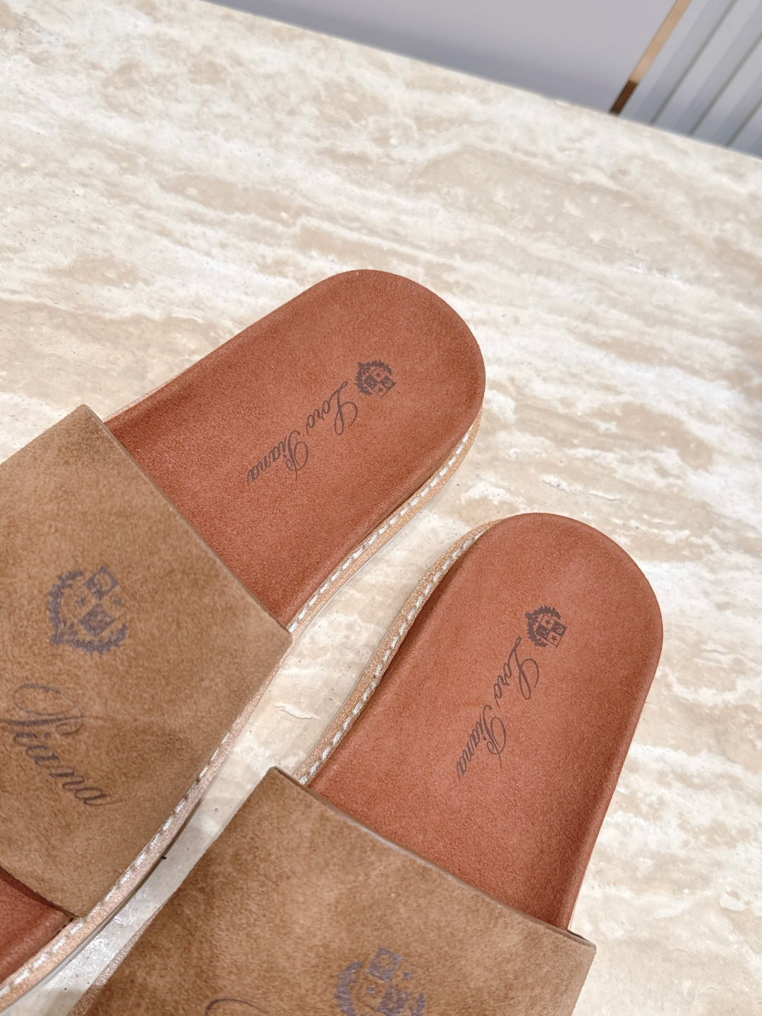 Loro Piana 诺悠翩雅 ，LP炸街男神春夏拖鞋新品专柜同步，鞋面意大利进口牛皮面料，高品质拼接工