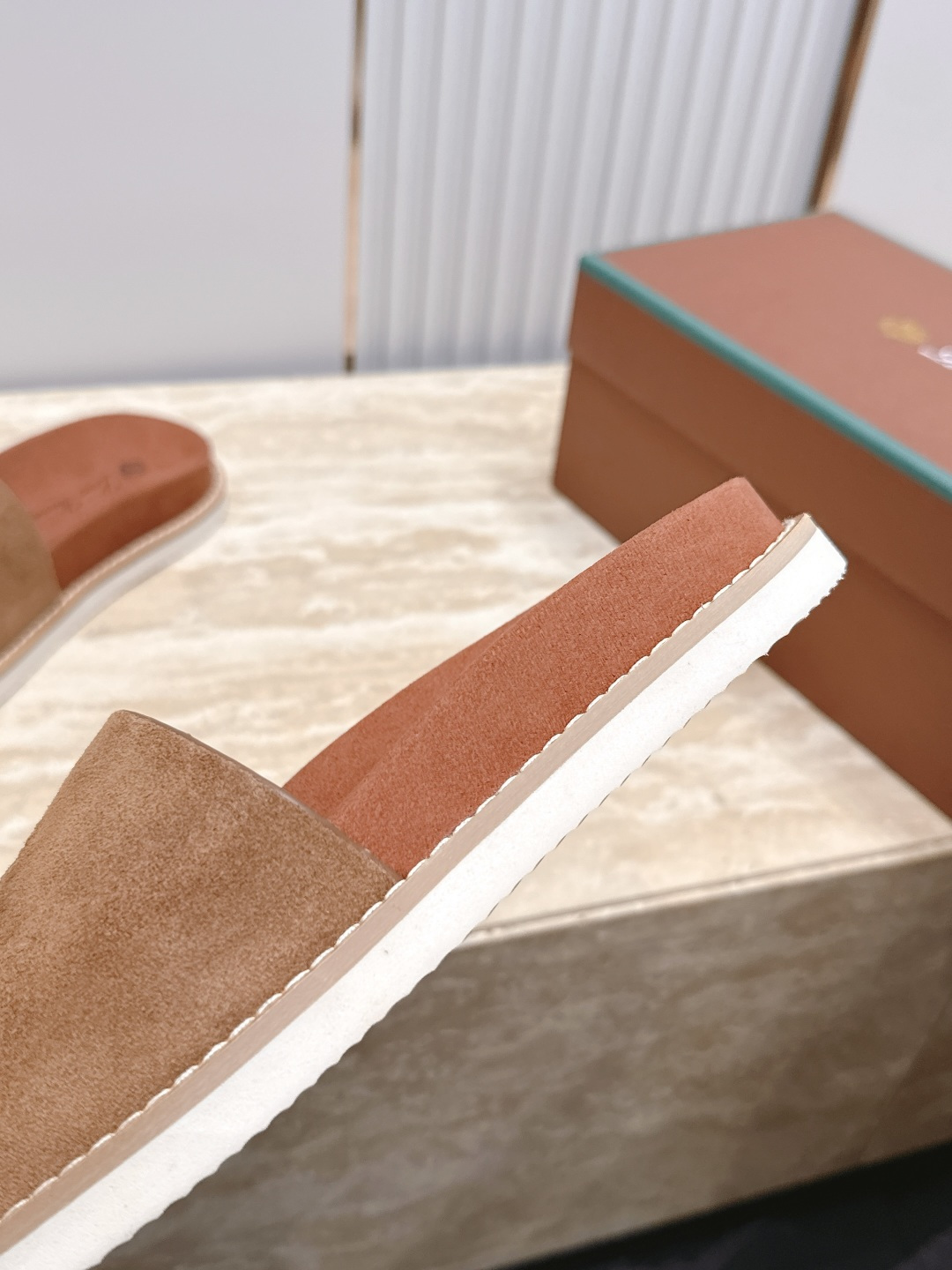 Loro Piana 诺悠翩雅 ，LP炸街男神春夏拖鞋新品专柜同步，鞋面意大利进口牛皮面料，高品质拼接工