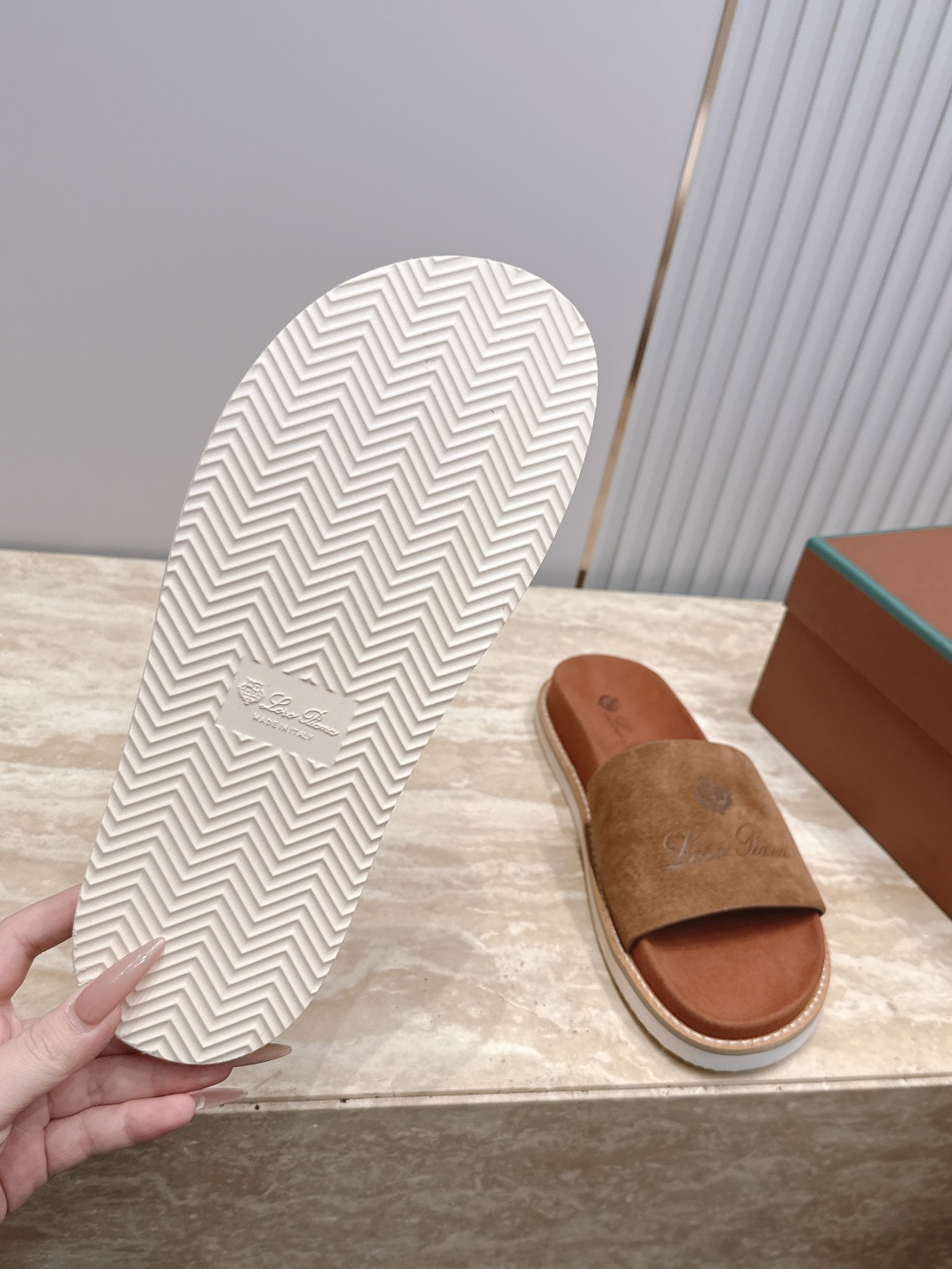 Loro Piana 诺悠翩雅 ，LP炸街男神春夏拖鞋新品专柜同步，鞋面意大利进口牛皮面料，高品质拼接工