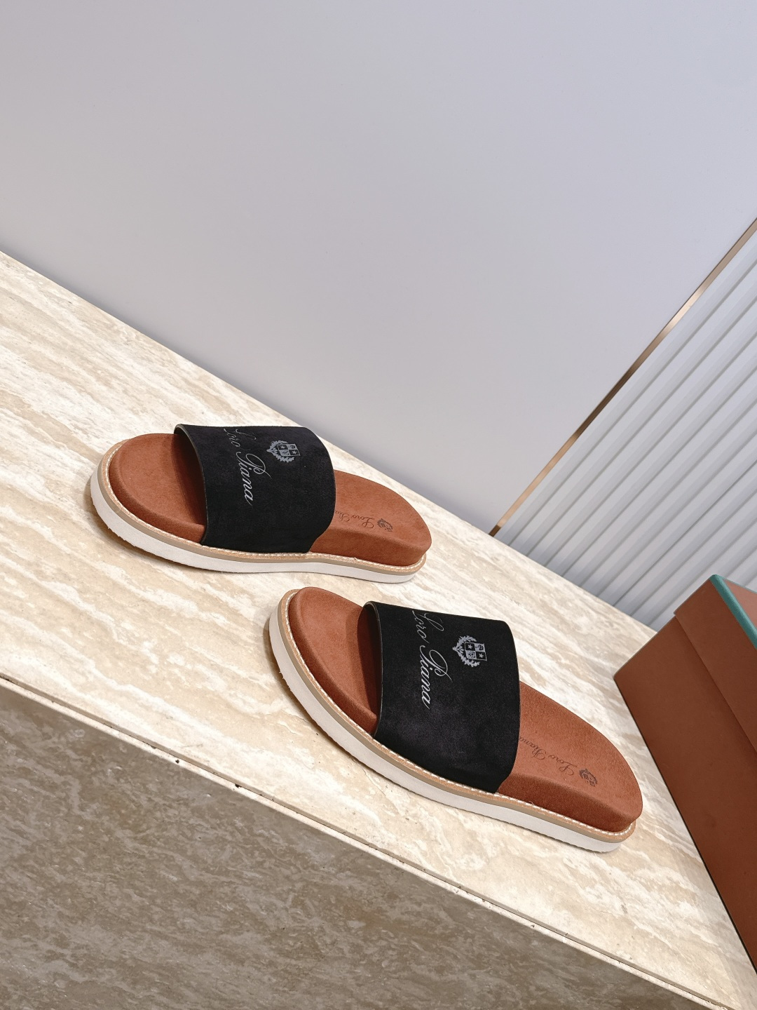 Loro Piana 诺悠翩雅 ，LP炸街男神春夏拖鞋新品专柜同步，鞋面意大利进口牛皮面料，高品质拼接工