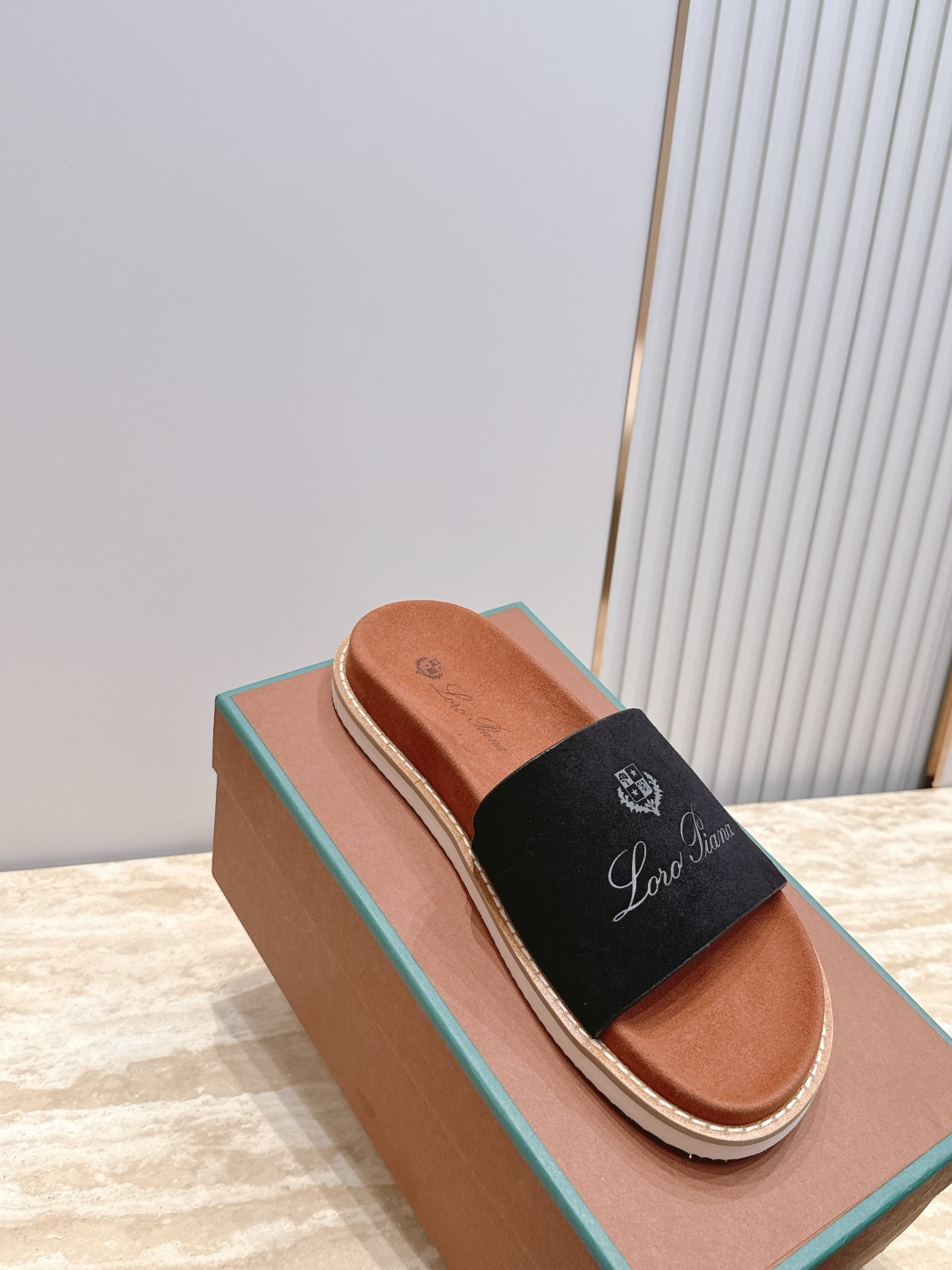 Loro Piana 诺悠翩雅 ，LP炸街男神春夏拖鞋新品专柜同步，鞋面意大利进口牛皮面料，高品质拼接工