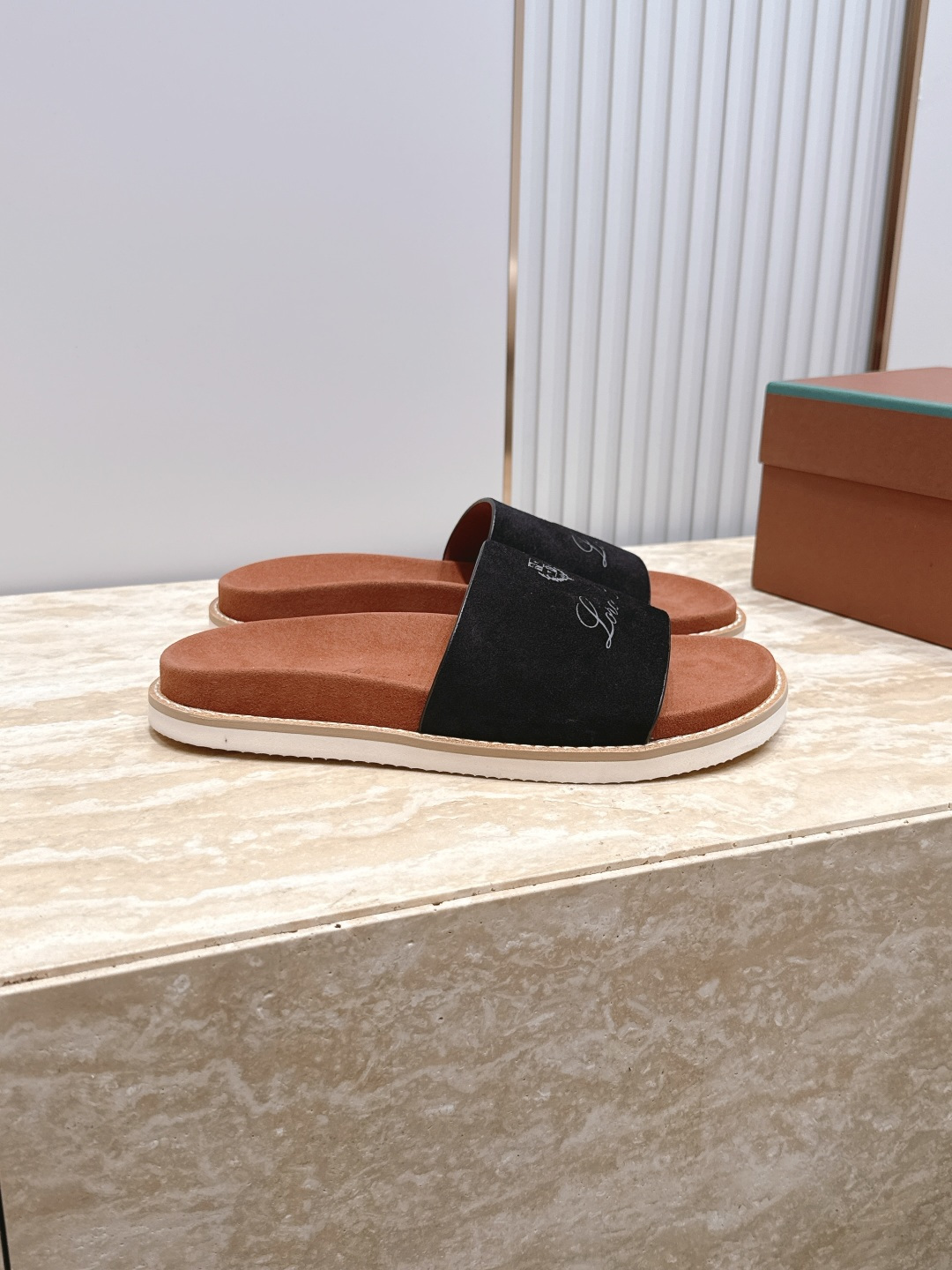 Loro Piana 诺悠翩雅 ，LP炸街男神春夏拖鞋新品专柜同步，鞋面意大利进口牛皮面料，高品质拼接工
