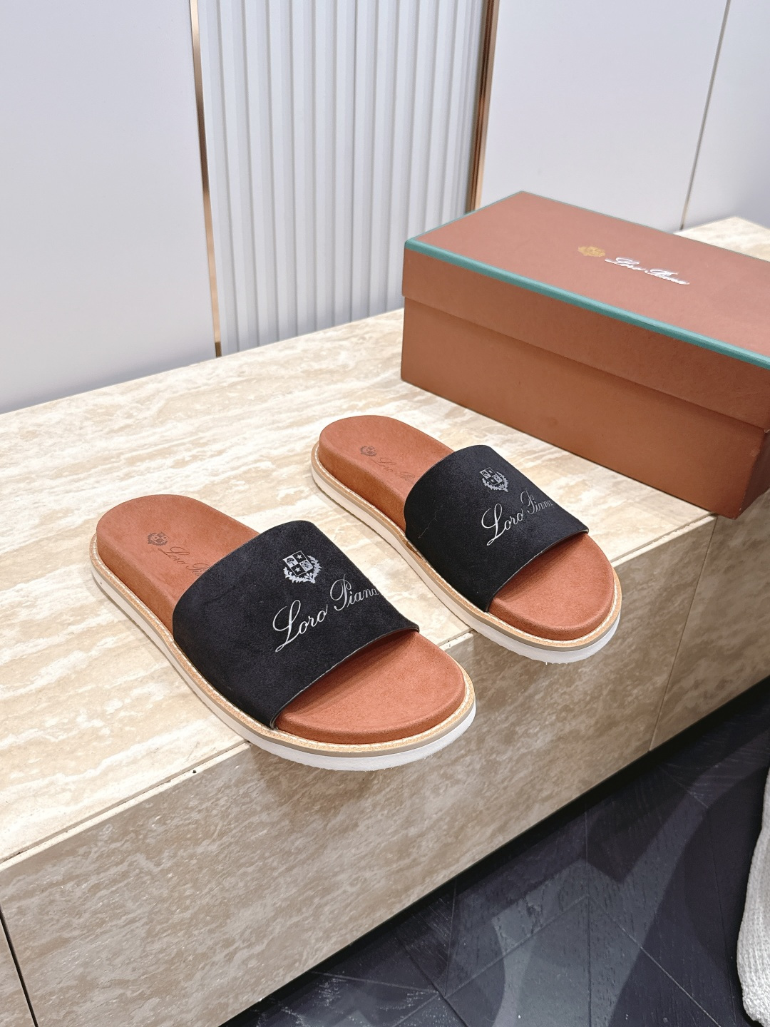 Loro Piana 诺悠翩雅 ，LP炸街男神春夏拖鞋新品专柜同步，鞋面意大利进口牛皮面料，高品质拼接工