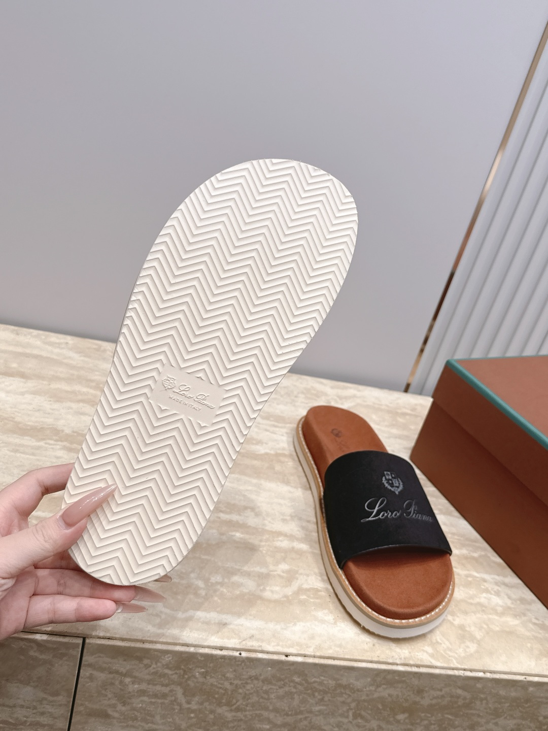 Loro Piana 诺悠翩雅 ，LP炸街男神春夏拖鞋新品专柜同步，鞋面意大利进口牛皮面料，高品质拼接工