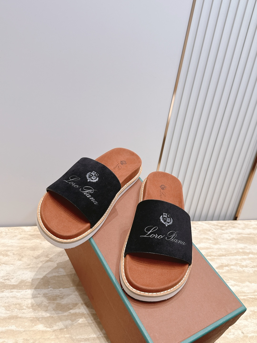 Loro Piana 诺悠翩雅 ，LP炸街男神春夏拖鞋新品专柜同步，鞋面意大利进口牛皮面料，高品质拼接工