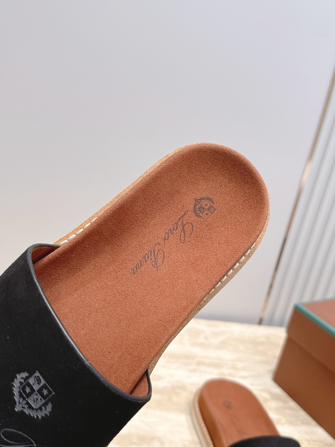 Loro Piana 诺悠翩雅 ，LP炸街男神春夏拖鞋新品专柜同步，鞋面意大利进口牛皮面料，高品质拼接工