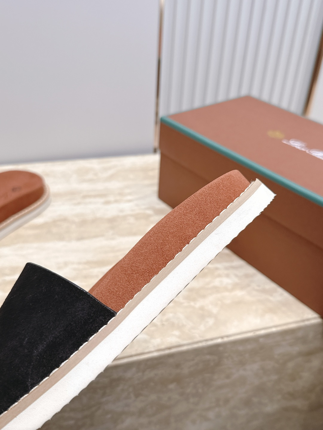 Loro Piana 诺悠翩雅 ，LP炸街男神春夏拖鞋新品专柜同步，鞋面意大利进口牛皮面料，高品质拼接工