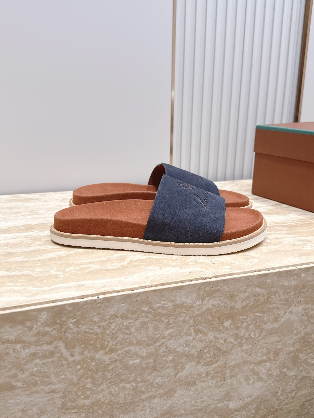 Loro Piana 诺悠翩雅 ，LP炸街男神春夏拖鞋新品专柜同步，鞋面意大利进口牛皮面料，高品质拼接工