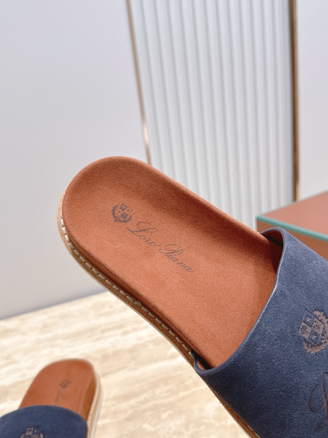 Loro Piana 诺悠翩雅 ，LP炸街男神春夏拖鞋新品专柜同步，鞋面意大利进口牛皮面料，高品质拼接工