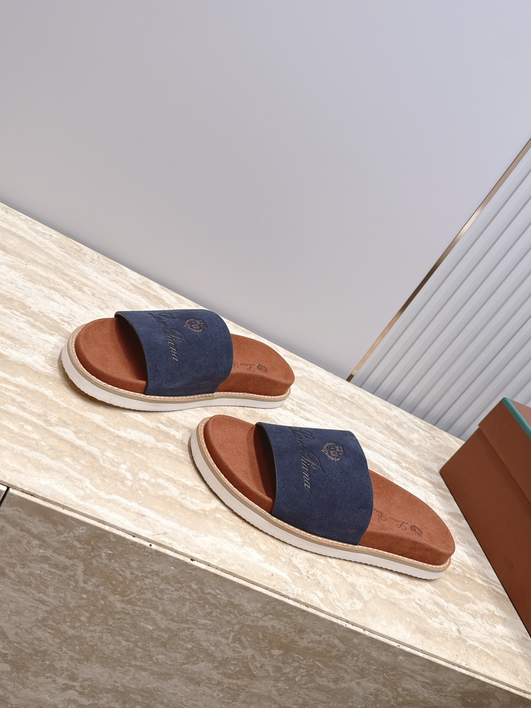Loro Piana 诺悠翩雅 ，LP炸街男神春夏拖鞋新品专柜同步，鞋面意大利进口牛皮面料，高品质拼接工